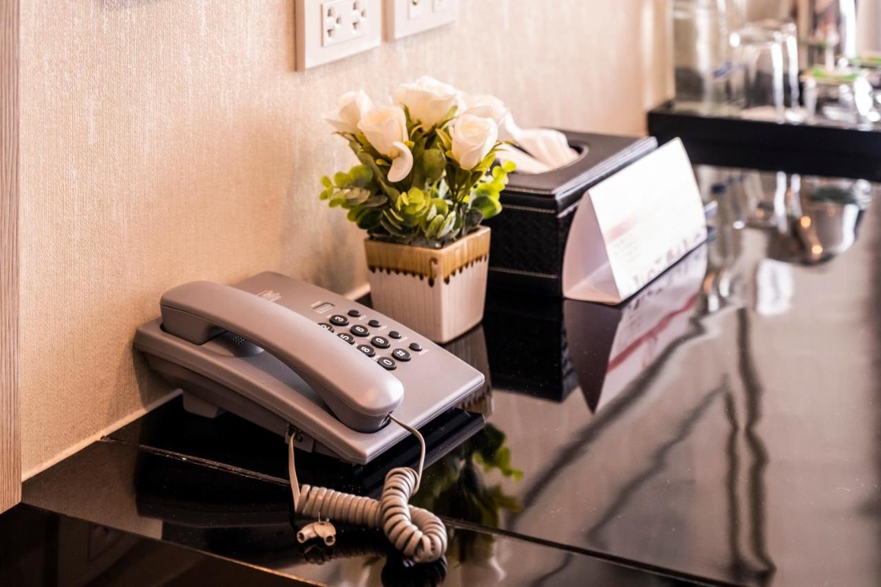 The Airport Courtyard Suvarnabhumi Airport Бангкок Екстер'єр фото A telephone in a hotel room