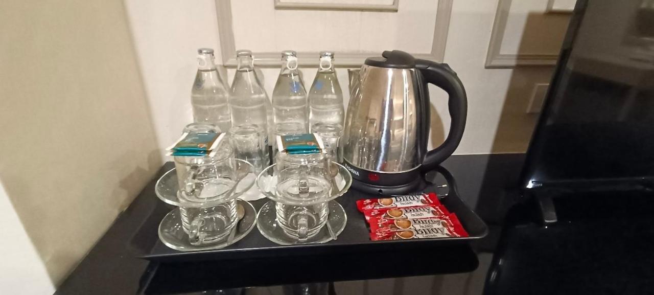 The Airport Courtyard Suvarnabhumi Airport Бангкок Екстер'єр фото Bottled water and a kettle in a hotel room